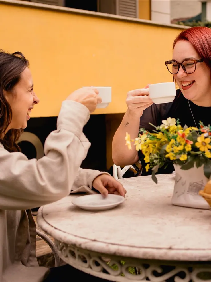 Amigas brindando com café no jardim