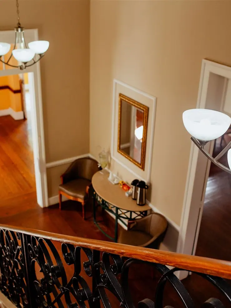 Hall com escada de ferro trabalhado