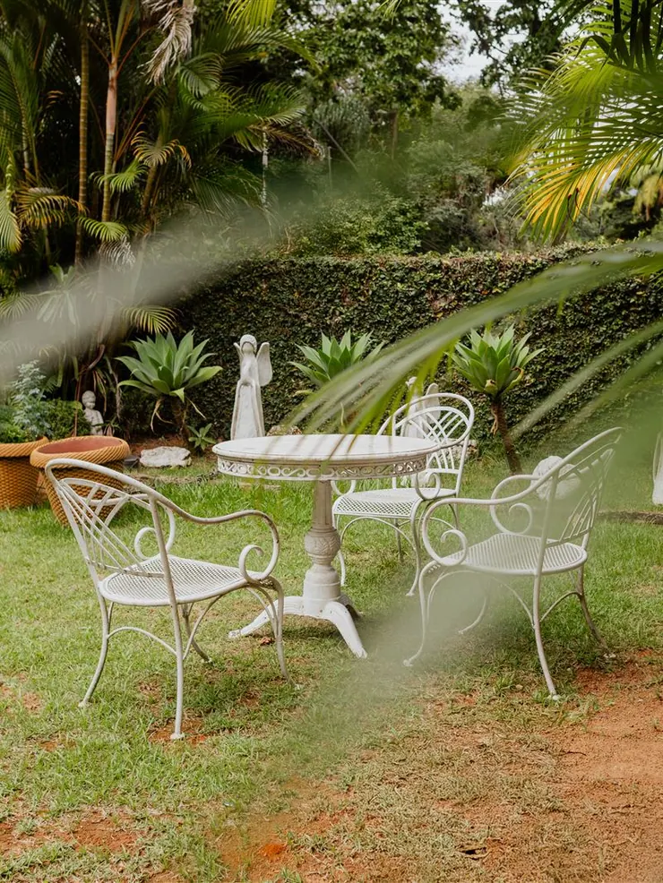 Jardim com mesa e cadeiras de ferro
