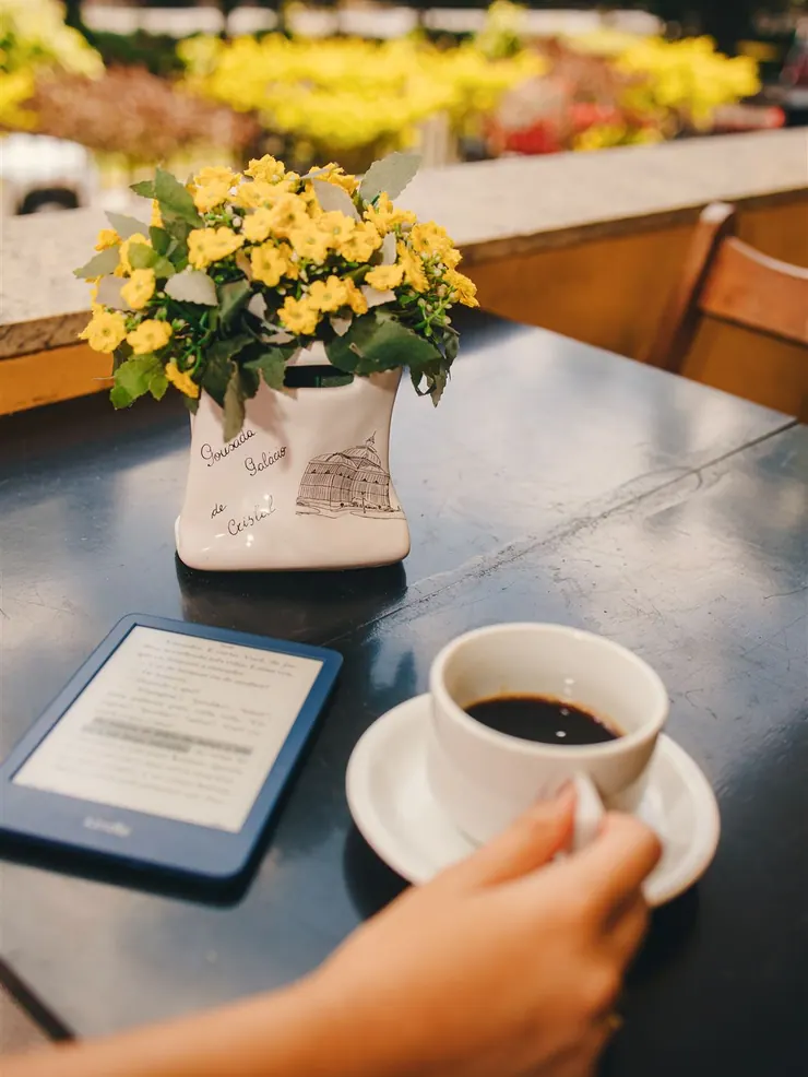 Café e leitura na varanda